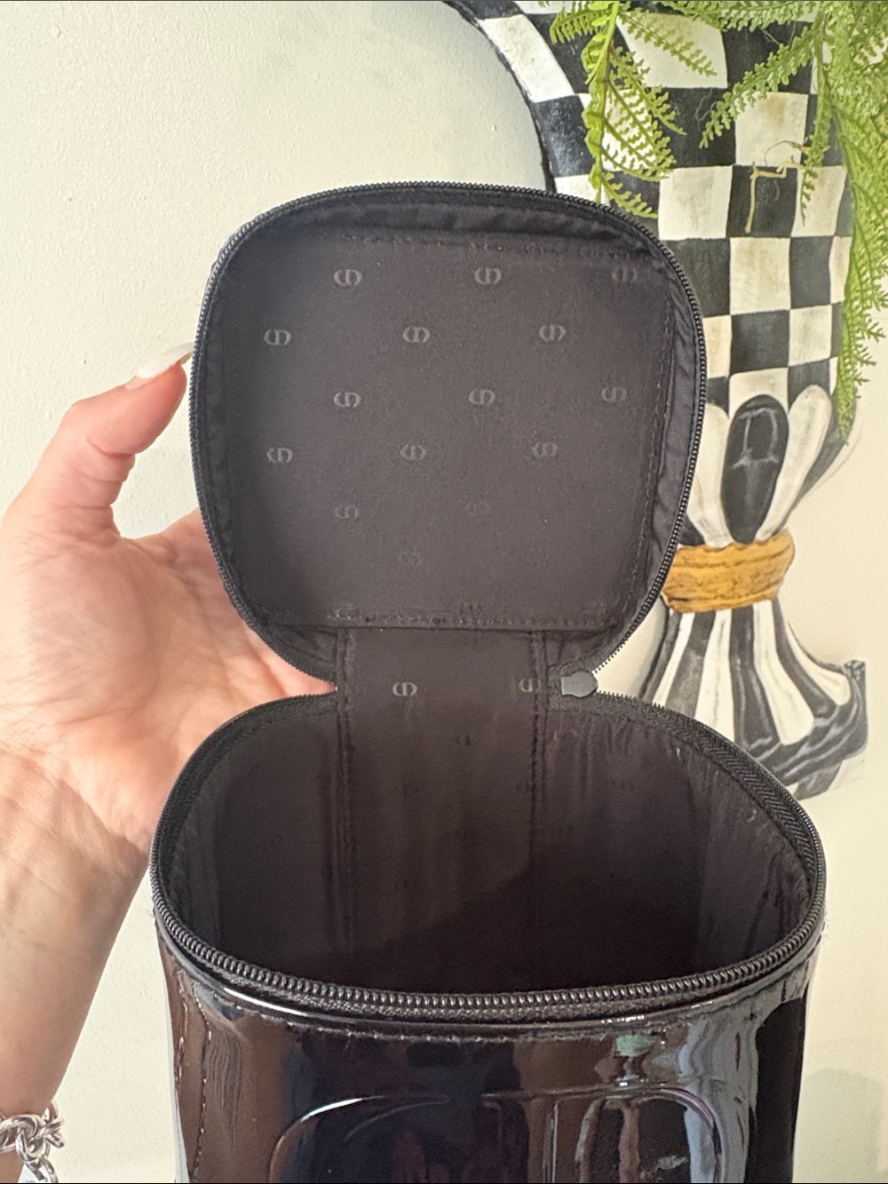 Authentic Dior Beauty Black Patent CD Logo Vanity Cosmetic Makeup Case - Picture 8 of 8